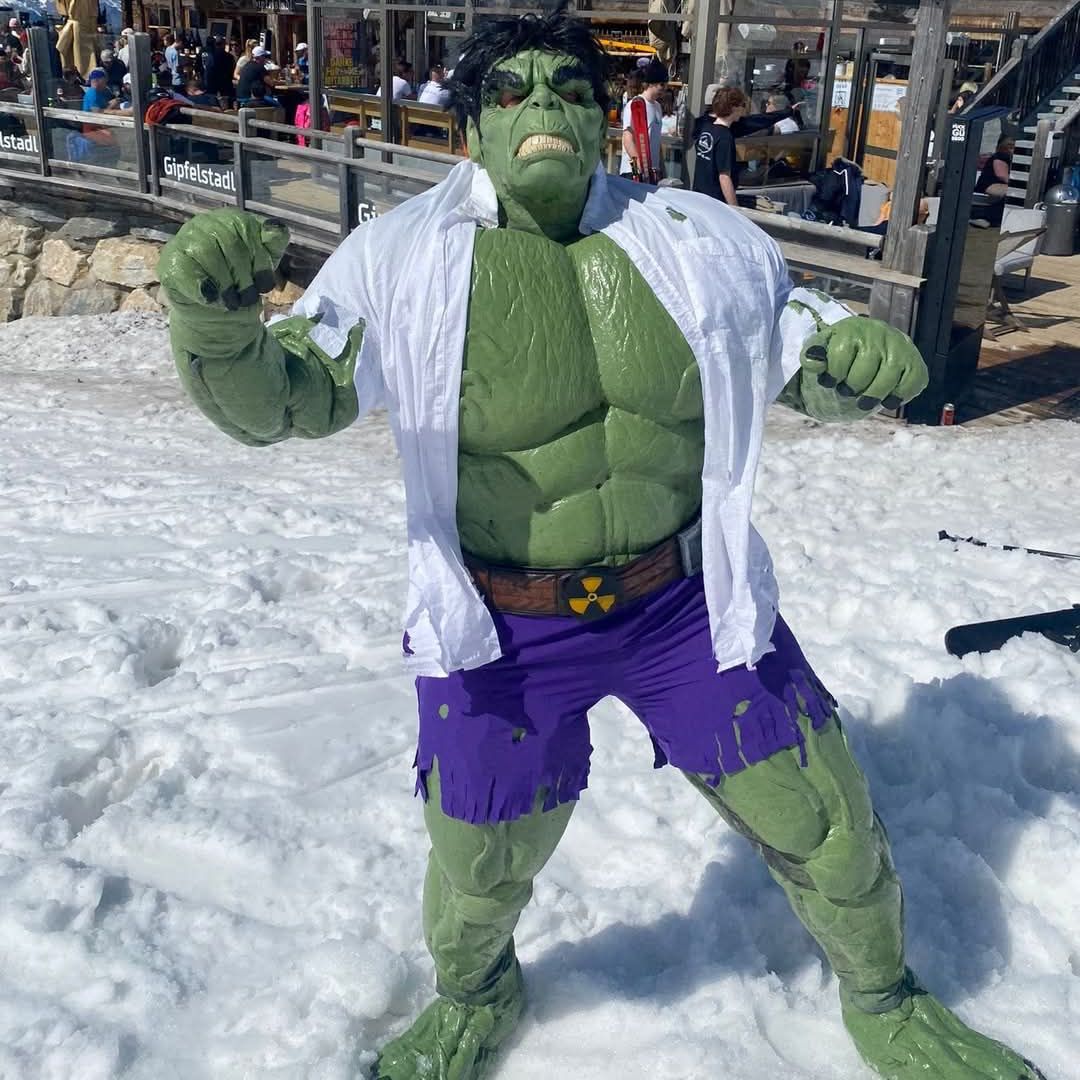 Hulk Cosplay Figur im Schnee