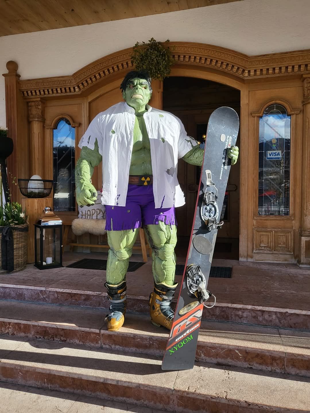Hulk Cosplay Figur beim Snowboarden