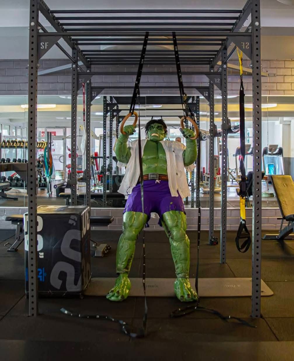 Hulk Cosplay Figur im Fitnessstudio 