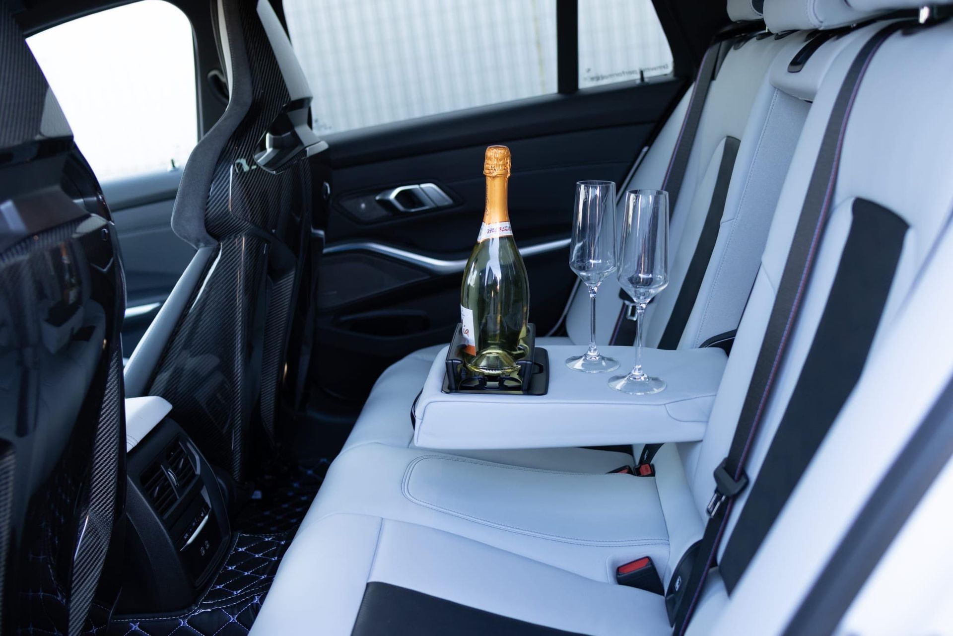 BMW M3 Touring Competition als Hochzeitsauto Innen mit Sekt