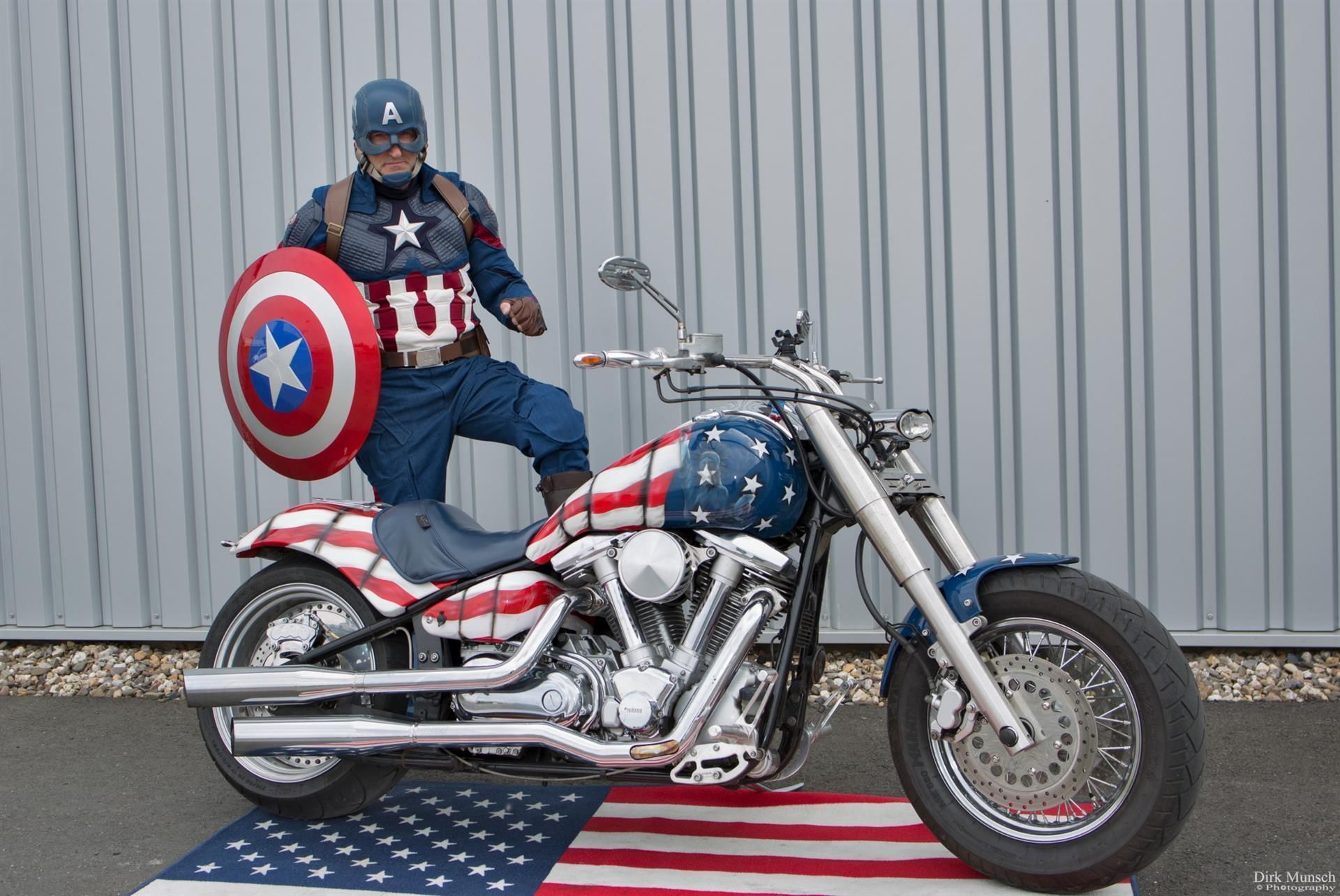 Der Captain vor Harley Davidson