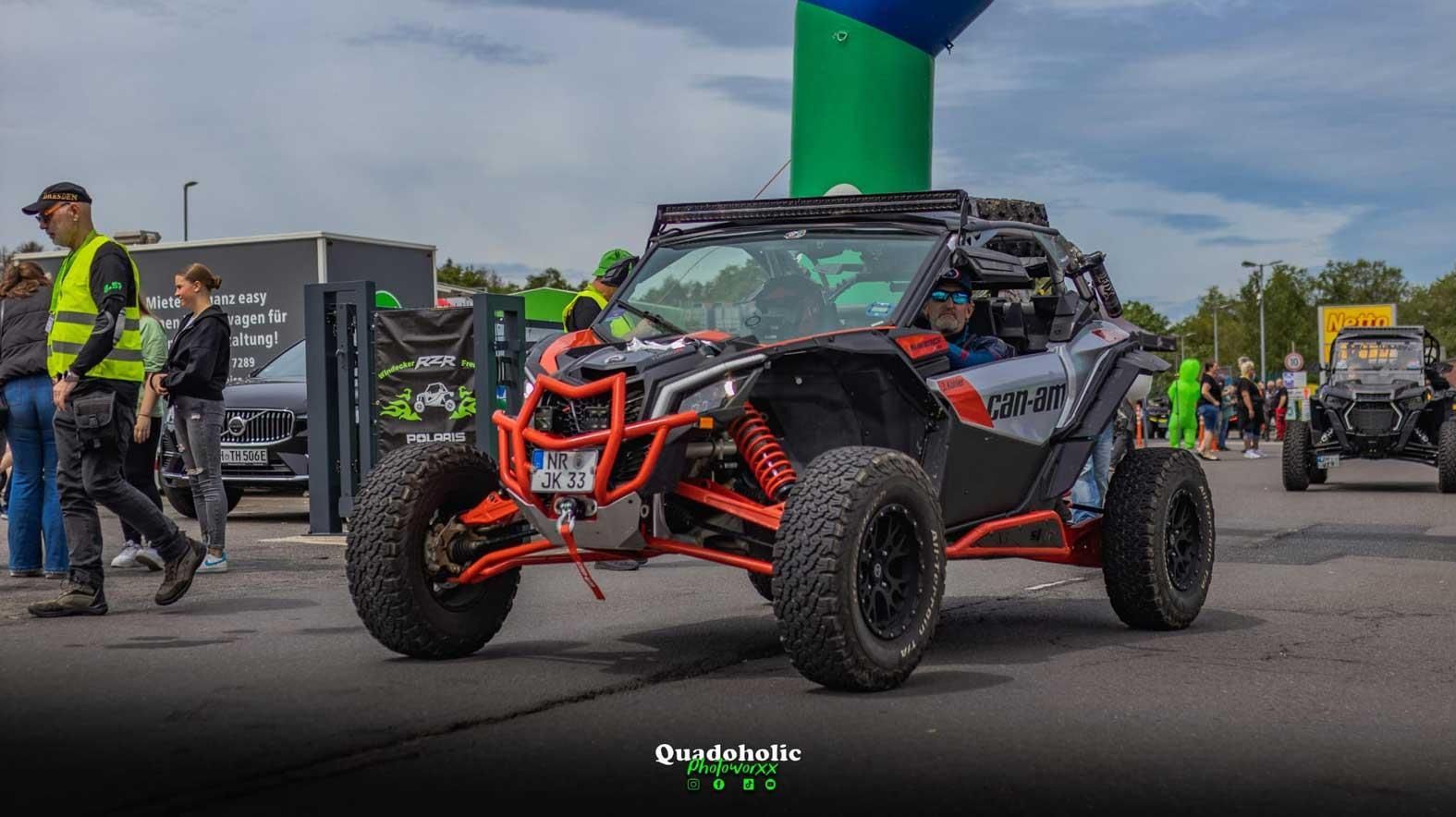 Ein rot-schwarzes ATV steht auf einem Parkplatz