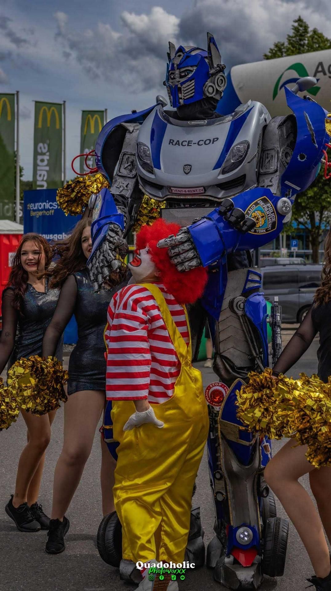 Ein McDonald's-Clown steht neben einem Roboter