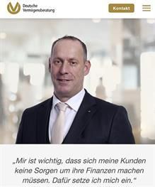 Ein Mann in Anzug und Krawatte ist auf einer Website.