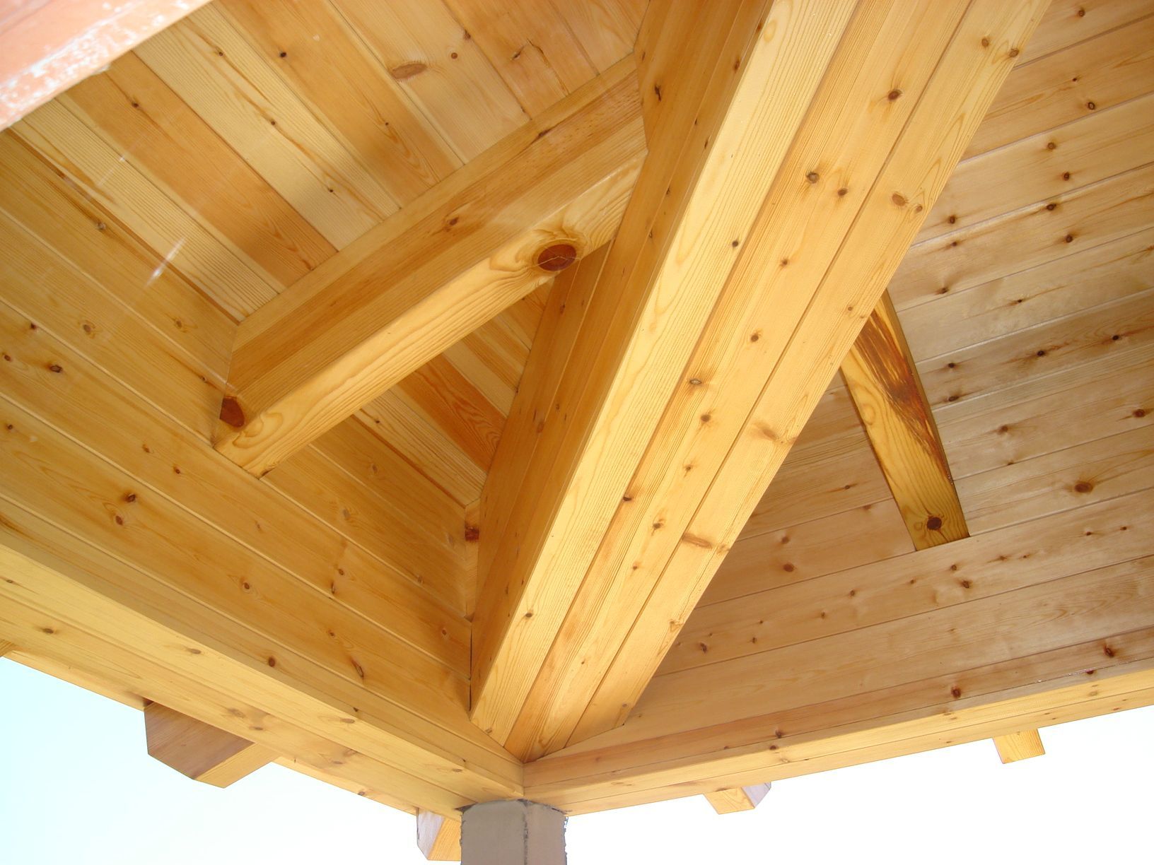 Un primer plano de una estructura de madera con un fondo blanco.