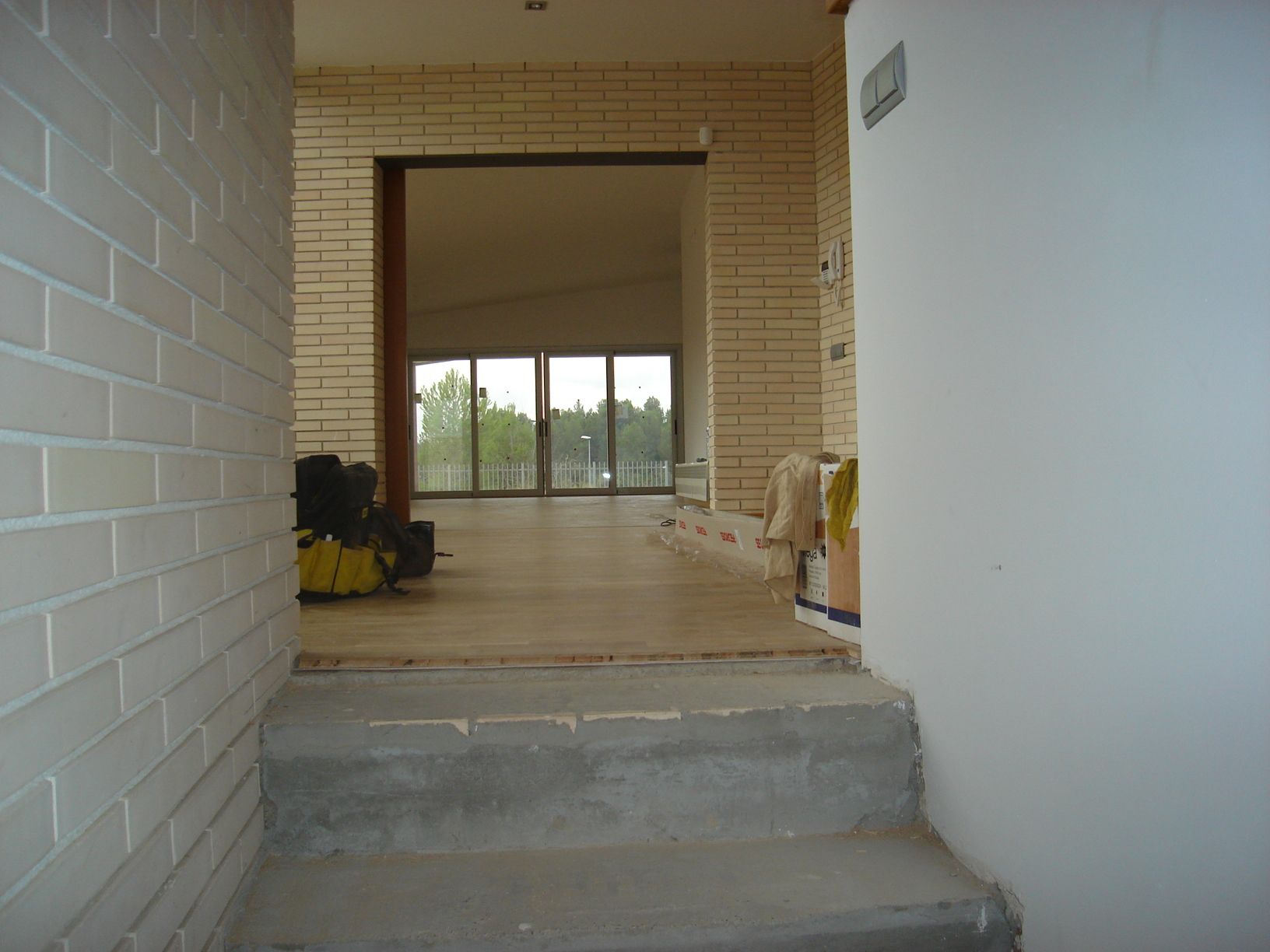 Escaleras que conducen a una habitación con una pared de ladrillos.