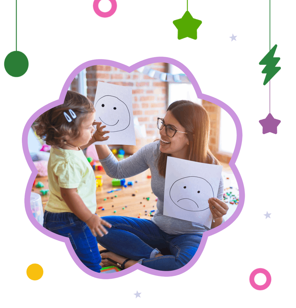 een vrouw en een kind houden een tekening omhoog