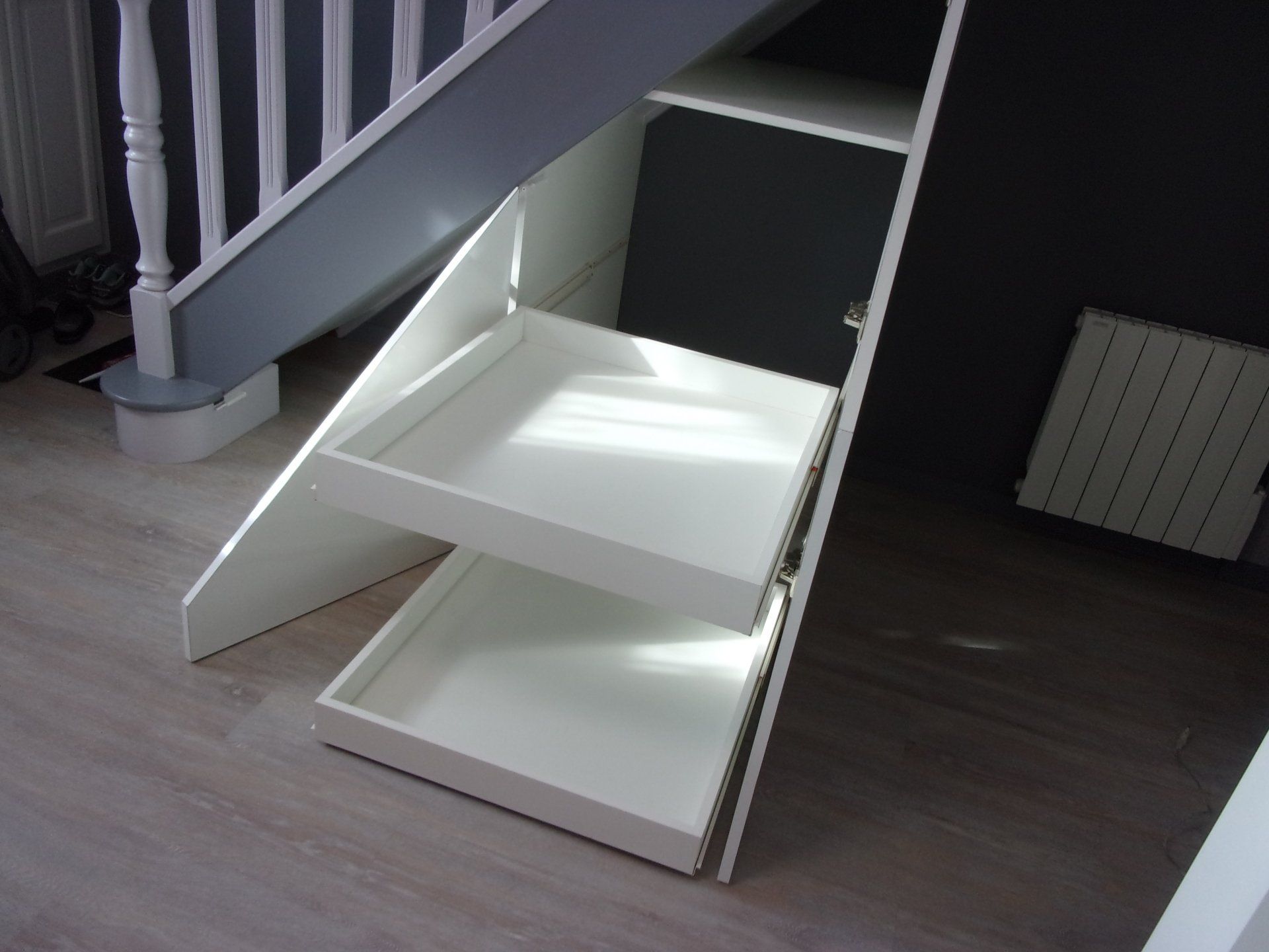 Rangement blanc sous escalier