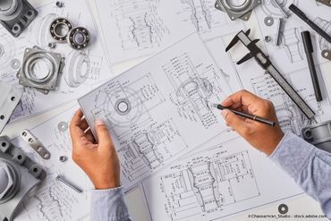 Heinrich Hofmann Maschinenbau GmbH Person hält einen Plan in der Hand