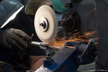 Heinrich Hofmann Maschinenbau GmbH Person schweißt etwas