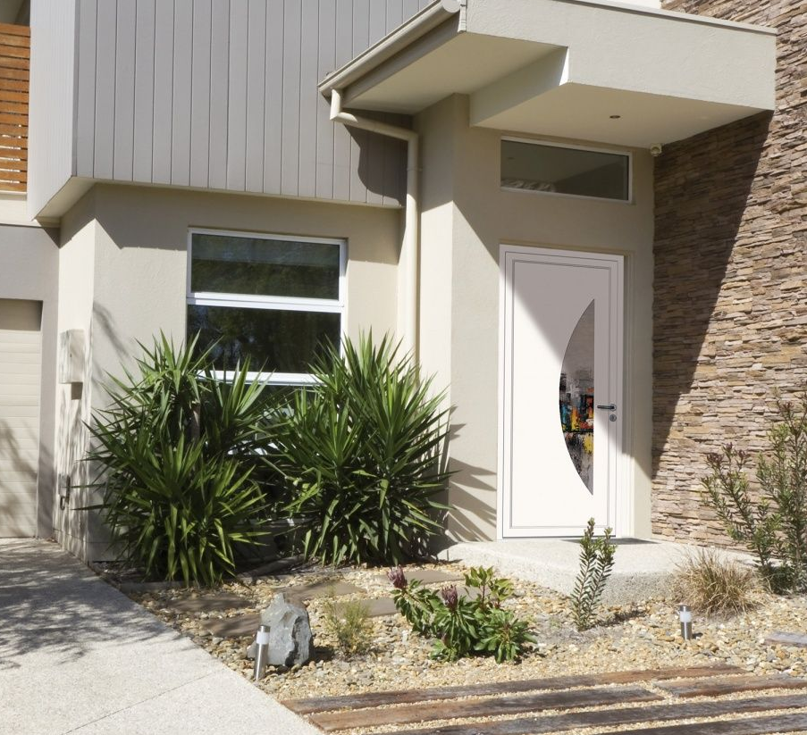 Détail du cadre de fenêtre brun foncé. La lumière du soleil filtre à travers le verre, offrant une vue extérieure floue.