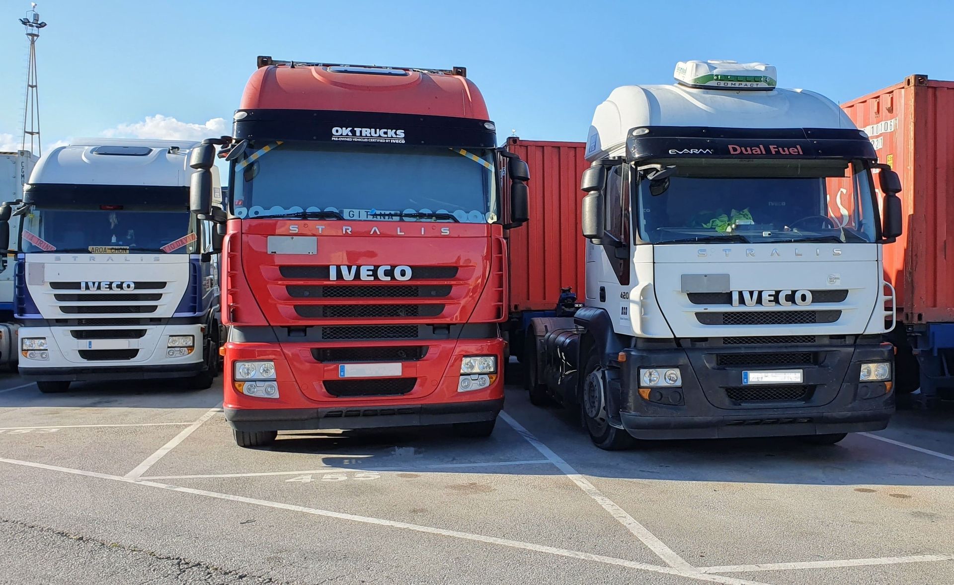 Tres camiones Iveco están estacionados en un estacionamiento