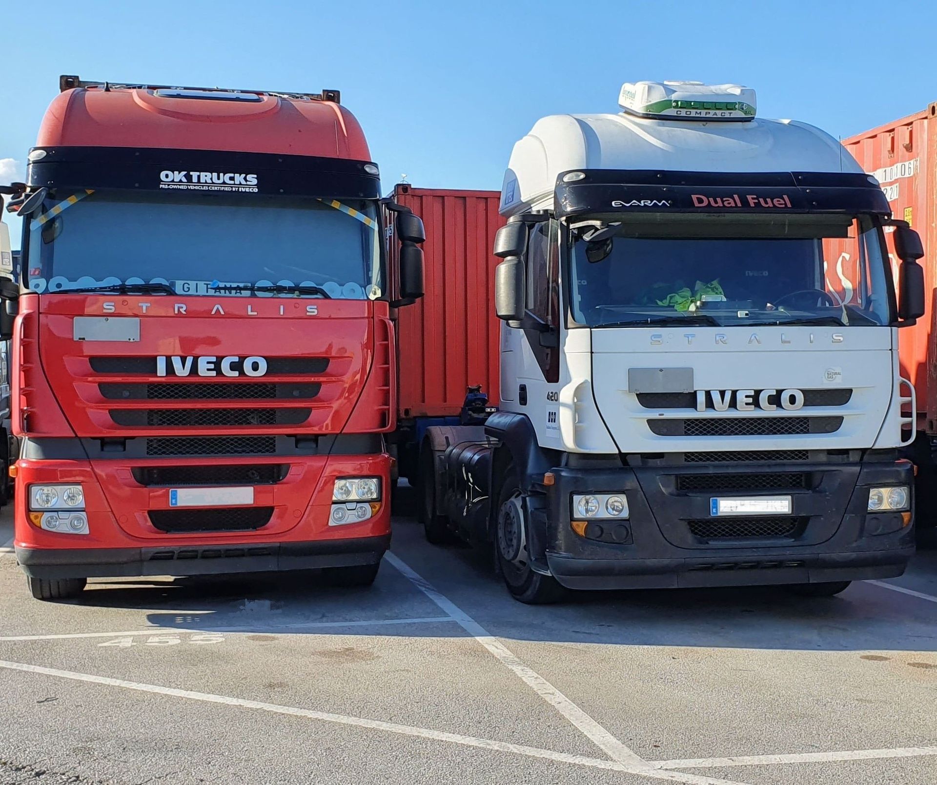 Dos camiones Iveco están estacionados uno al lado del otro en un estacionamiento.