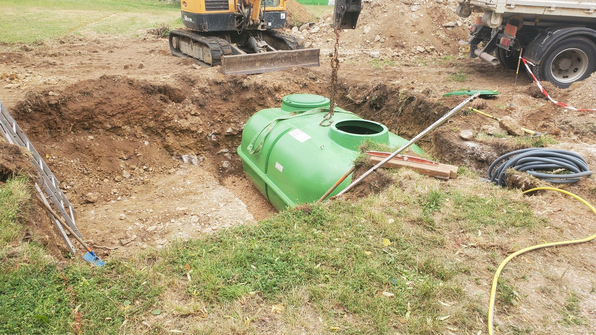 Tranchée remplie de gravier avec des tuyaux perforés, faisant partie de l'installation d'un système septique.
