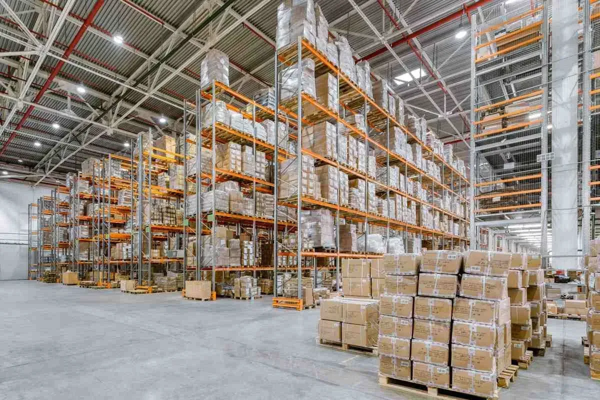 Un gran almacén lleno de muchas cajas y estantes.