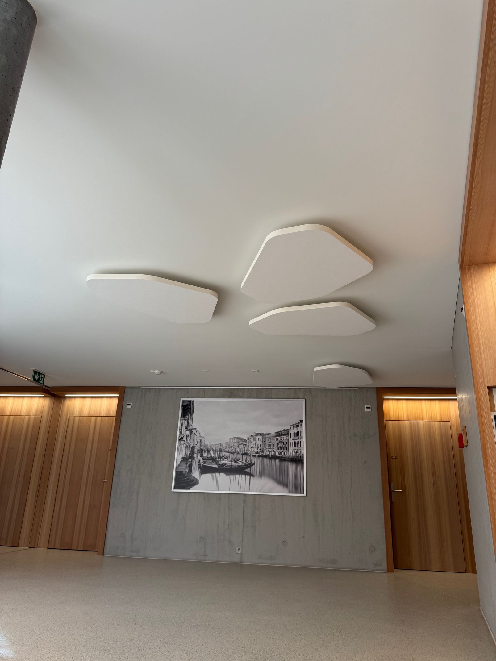 Hall d'entrée moderne avec panneaux de plafond blancs sculpturaux