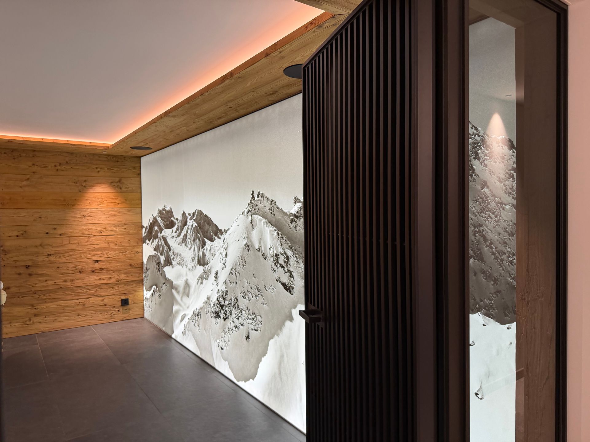 Couloir moderne avec murs en bois, sol foncé et une grande fresque murale