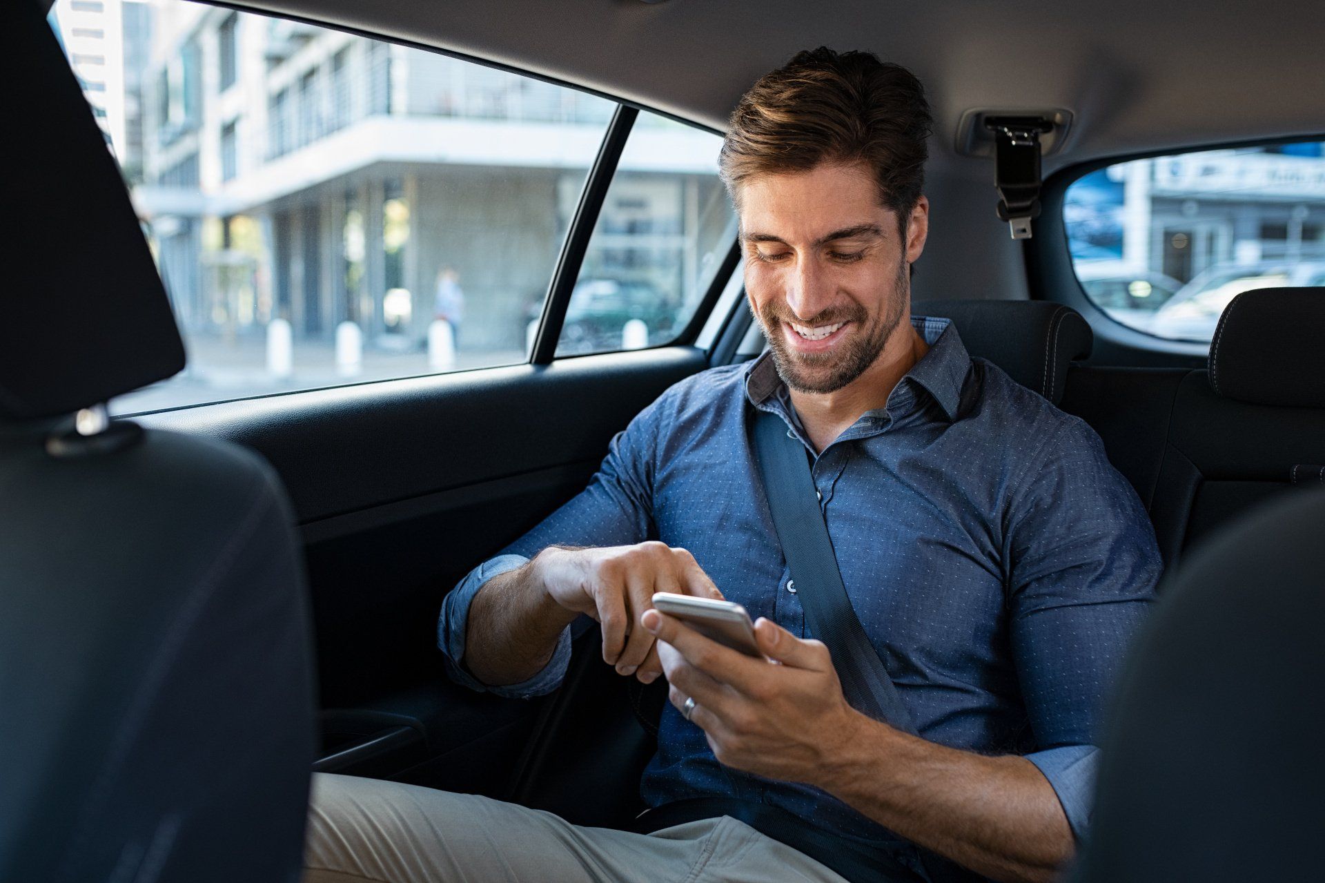 Homme à l'arrière d'un taxi