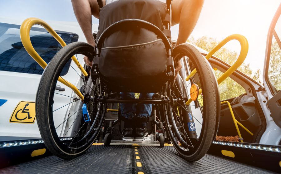 Homme en fauteuil roulant entrant dans un VSL