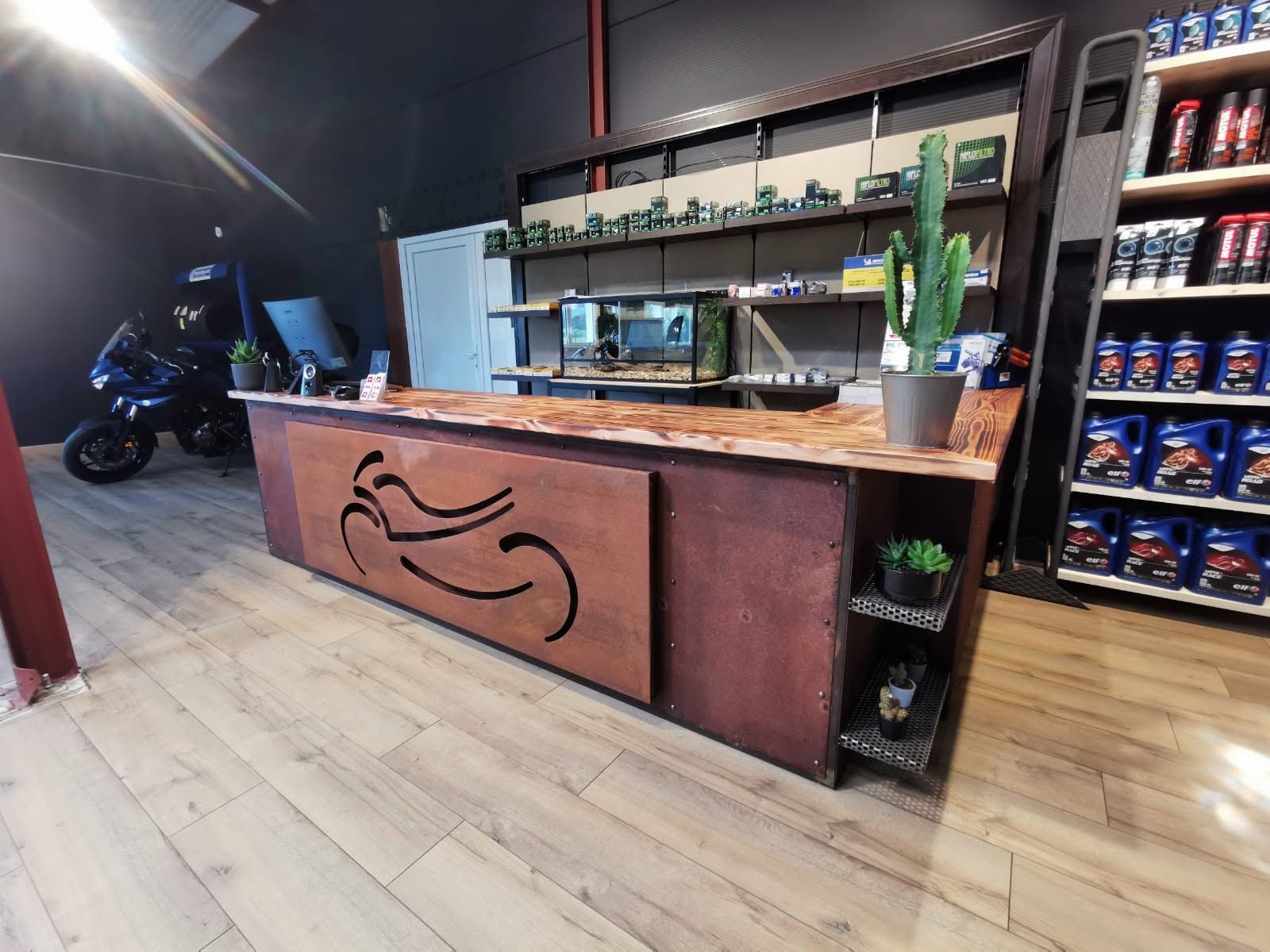 Comptoir de café moderne avec façade en bois