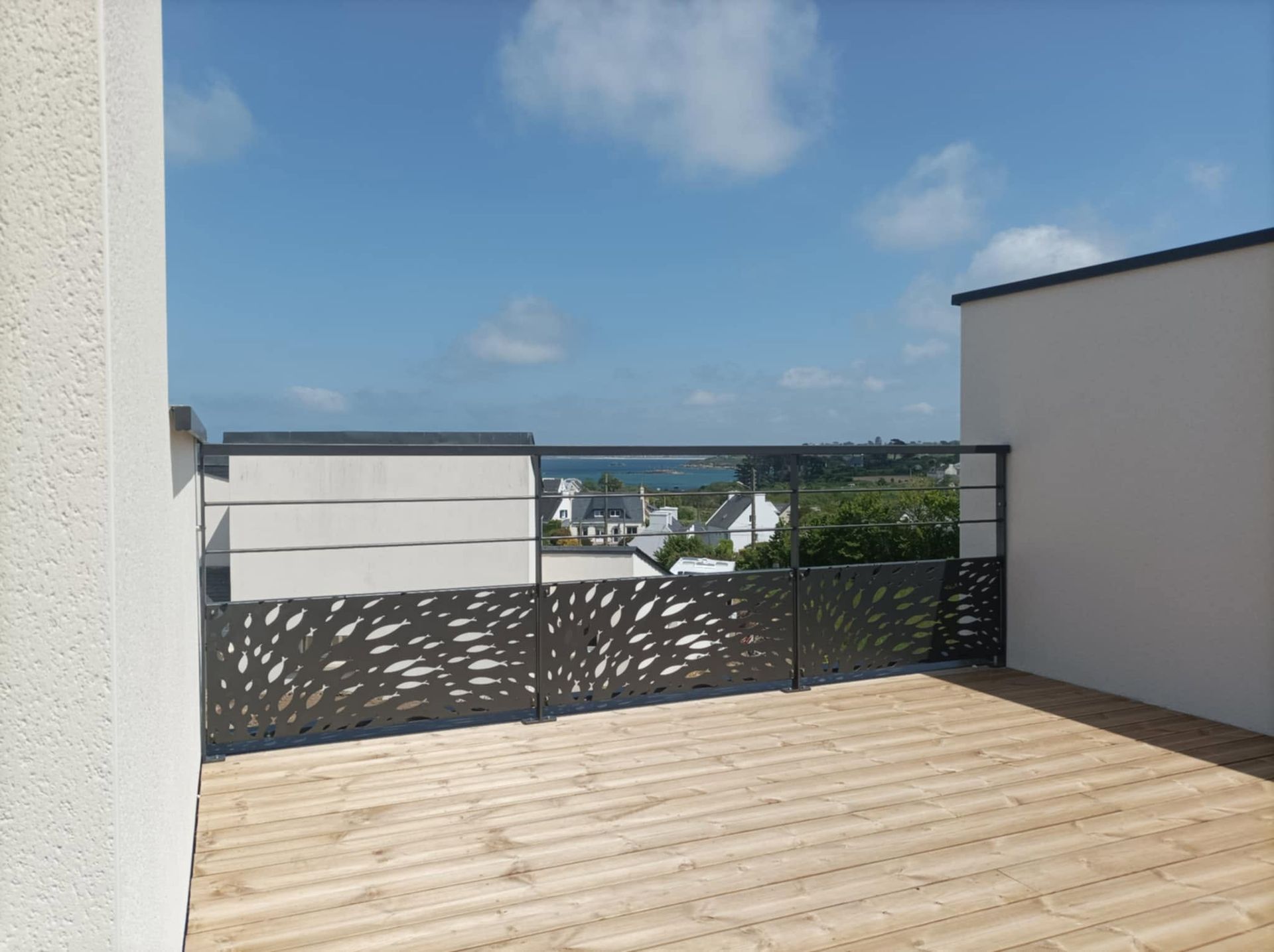 Terrasse ensoleillée sur le toit avec plancher en bois
