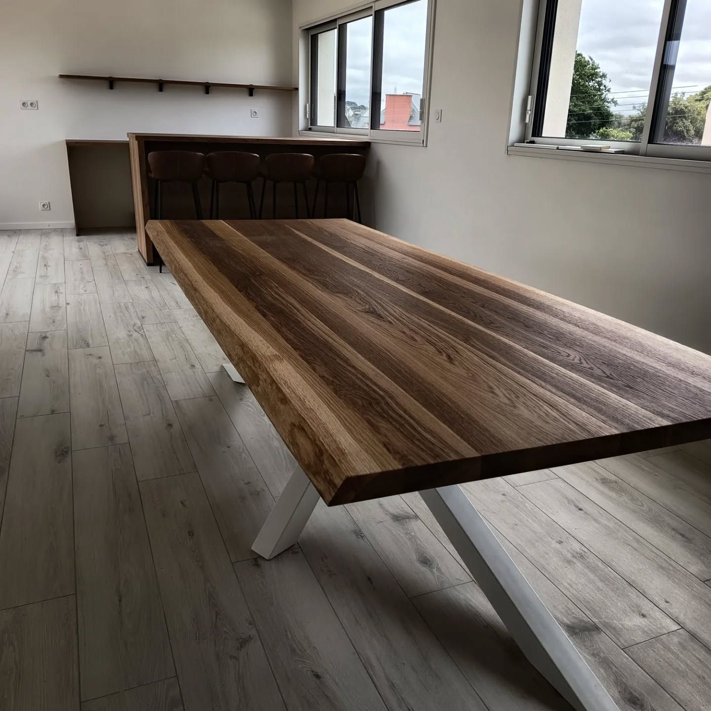 Salle à manger moderne avec une longue table en bois