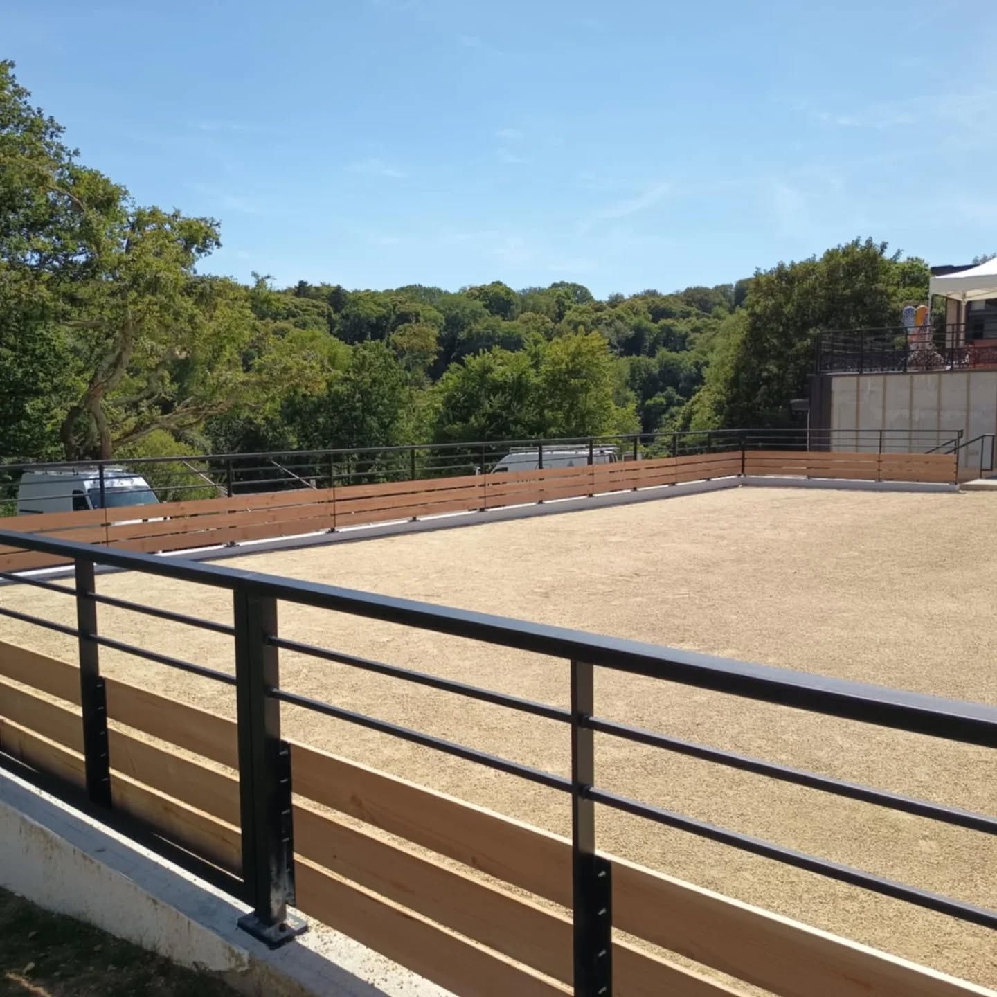 Terrasse sur le toit avec rambarde noire