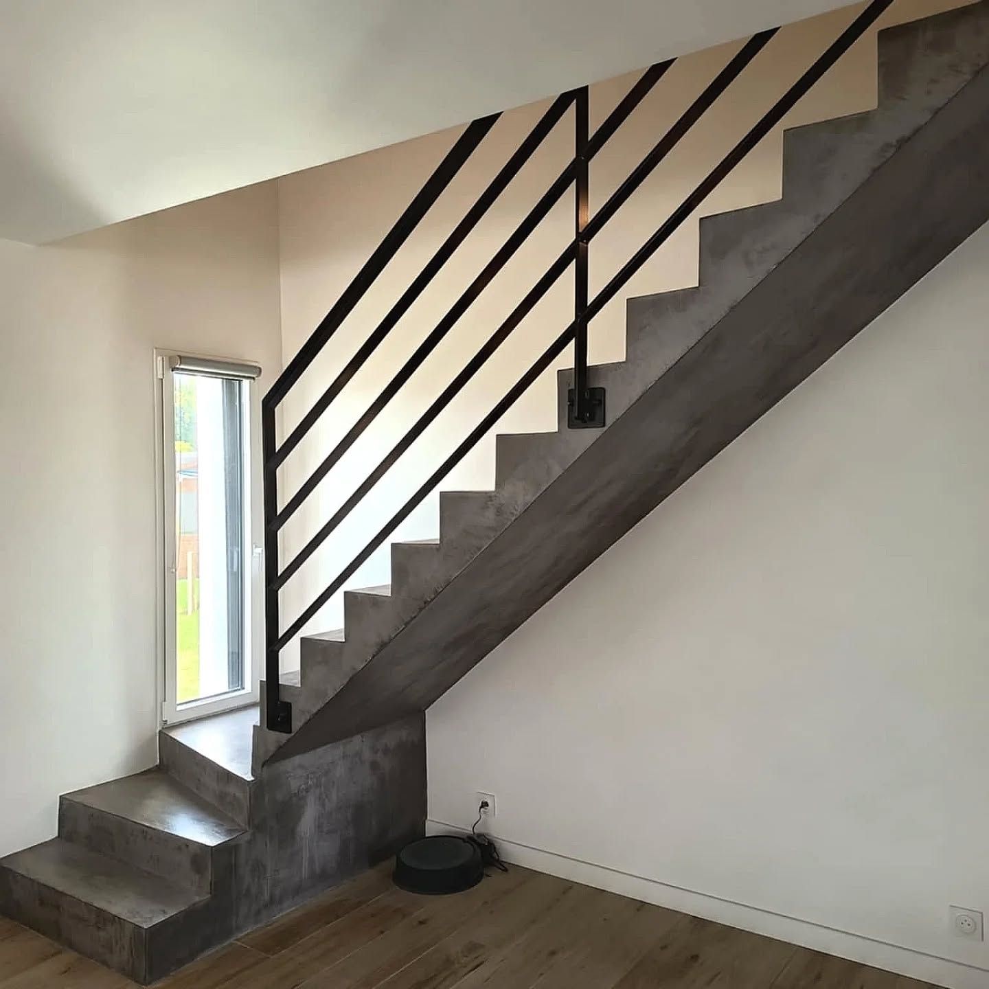 Escalier intérieur moderne avec rampe