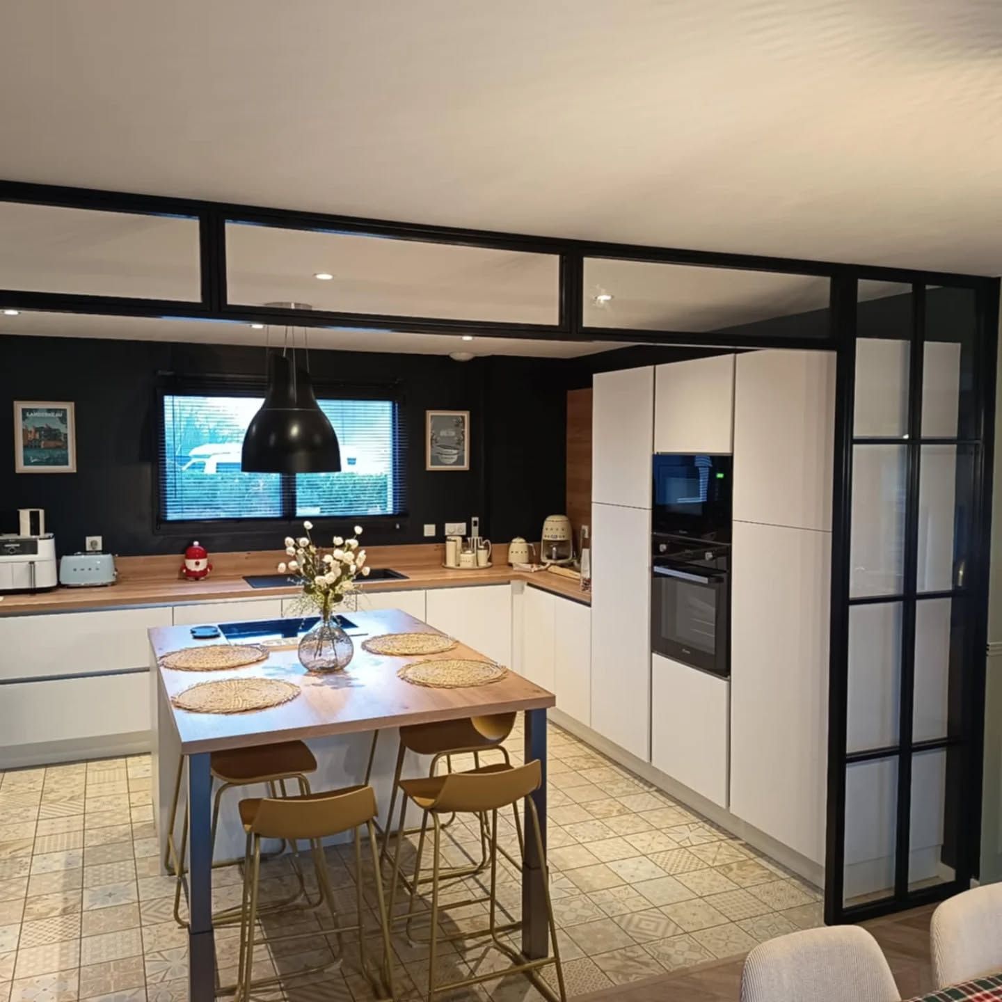 Cuisine moderne avec îlot central, suspension lumineuse