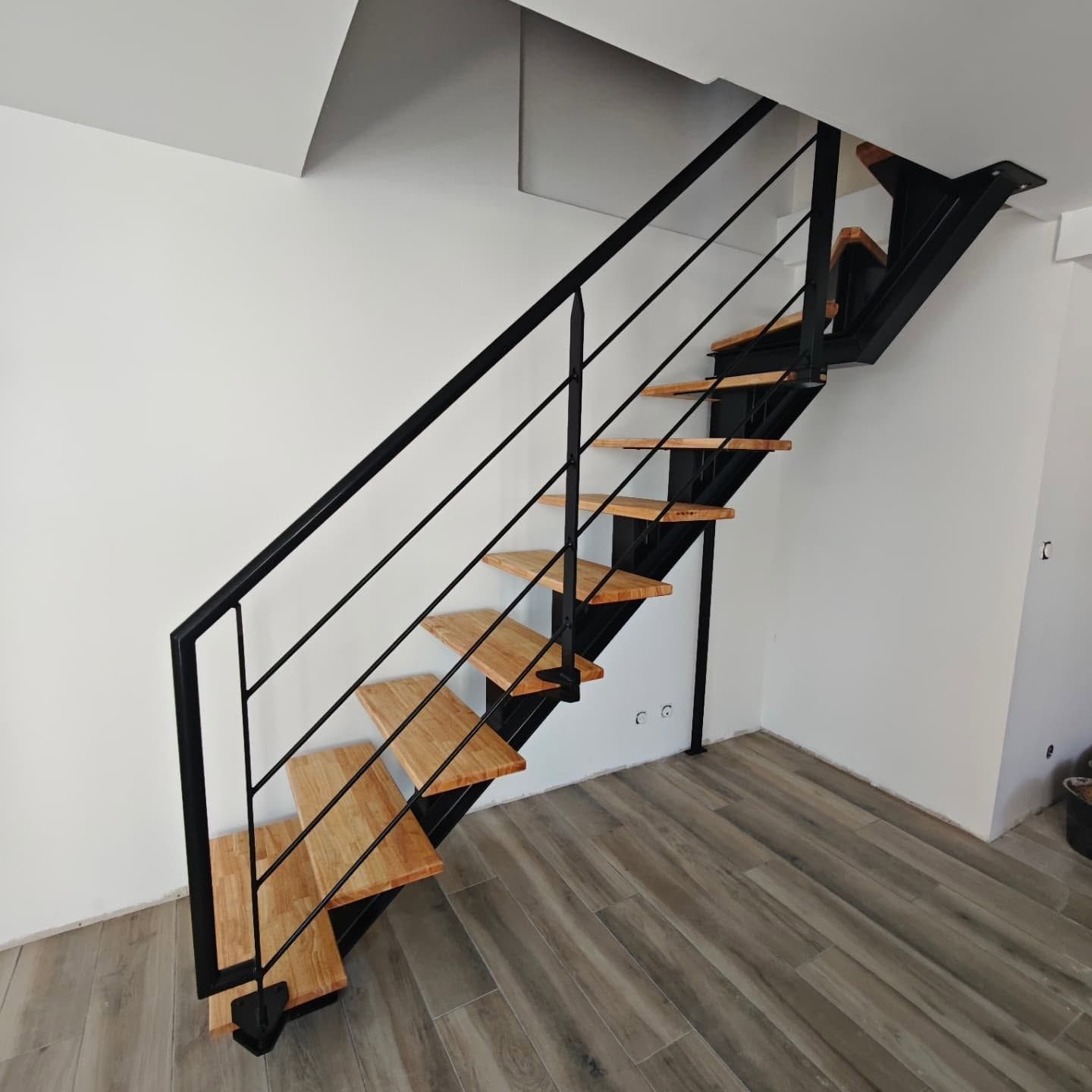 Escalier moderne en métal noir avec marches en bois