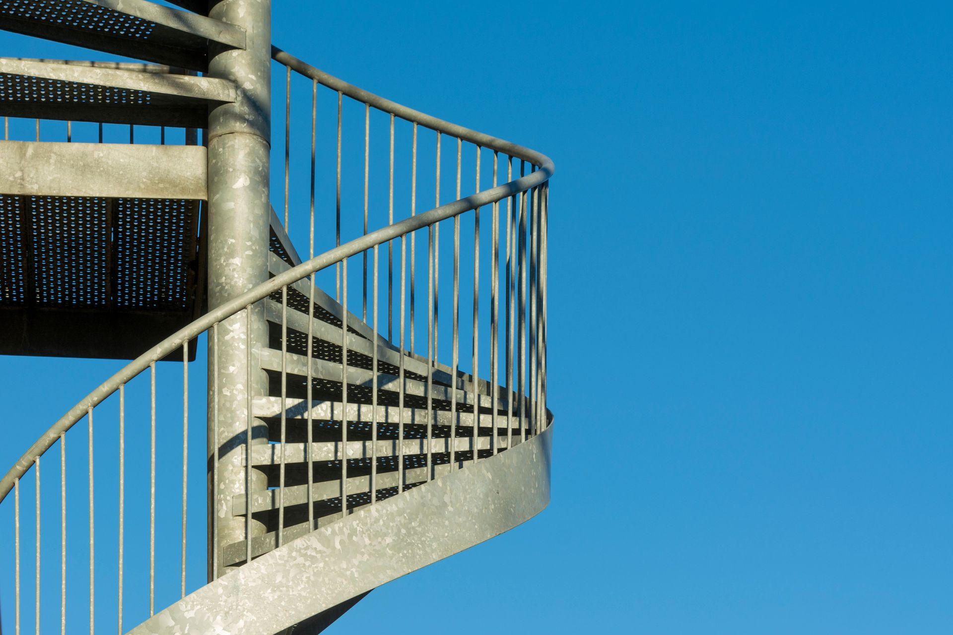 Escalier en colimaçon métallique incurvé 