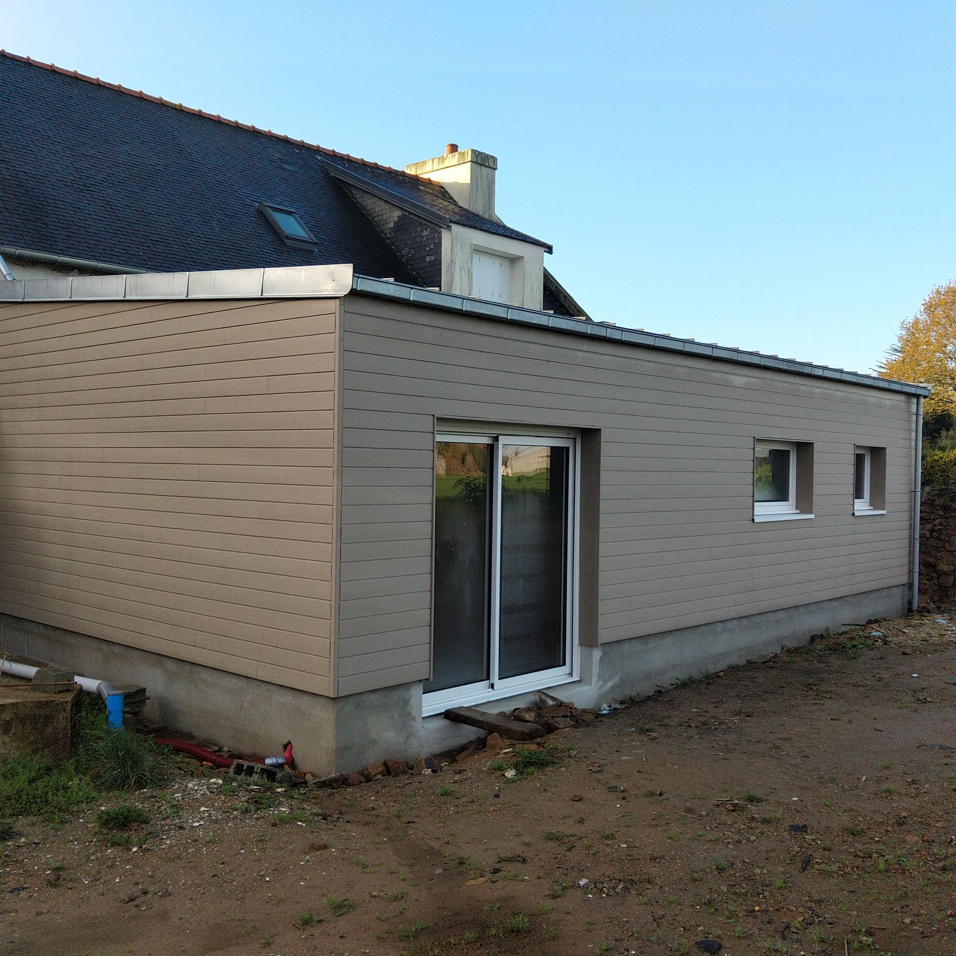 Extension d'une maison avec revêtement extérieur en PVC