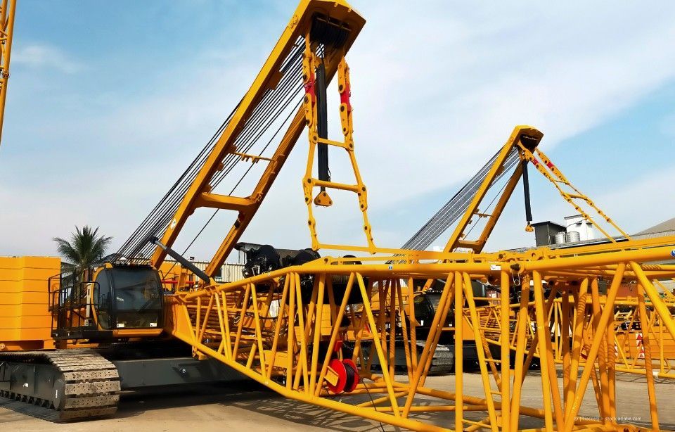 Gelber Raupenkran auf einer Baustelle, einsatzbereit.