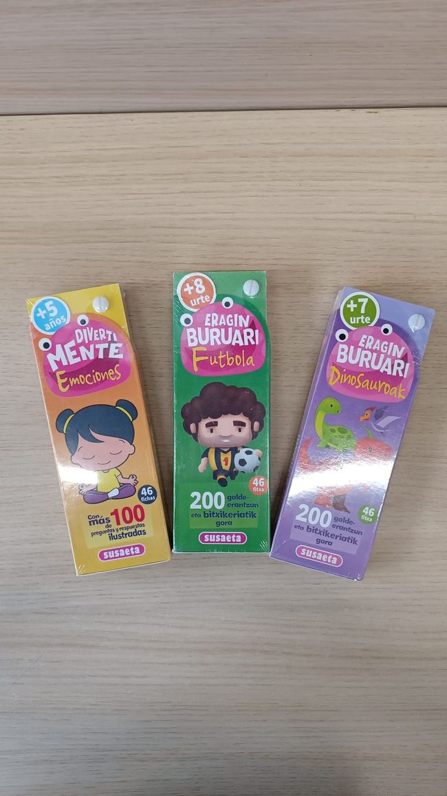 Hay tres cajas de dulces sobre una mesa de madera.