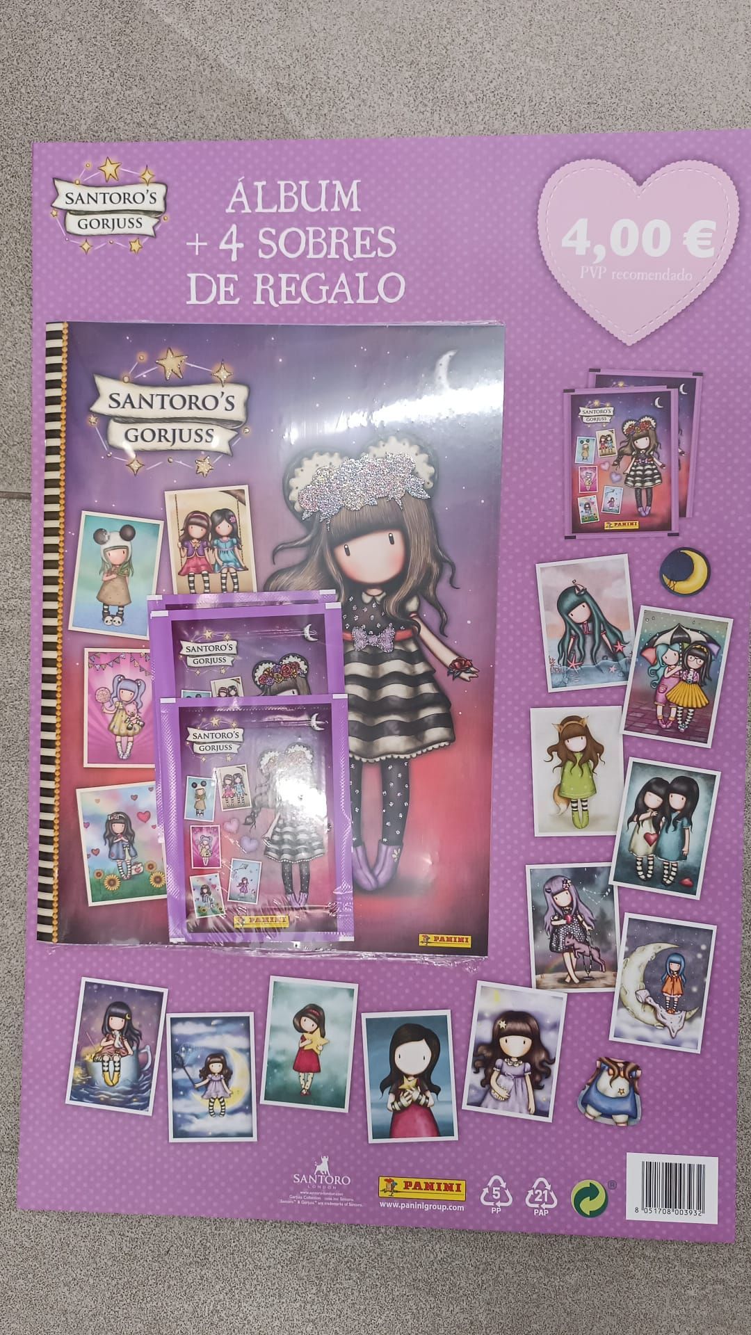 Un cartel morado con la imagen de una muñeca.