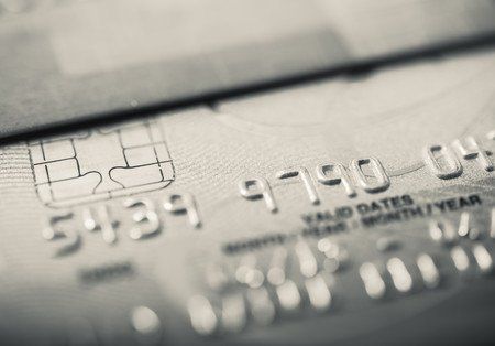 Zoom sur une carte bancaire gris