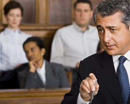 Plaidoiirie d'un avocat en costime devant des bancs de jurés