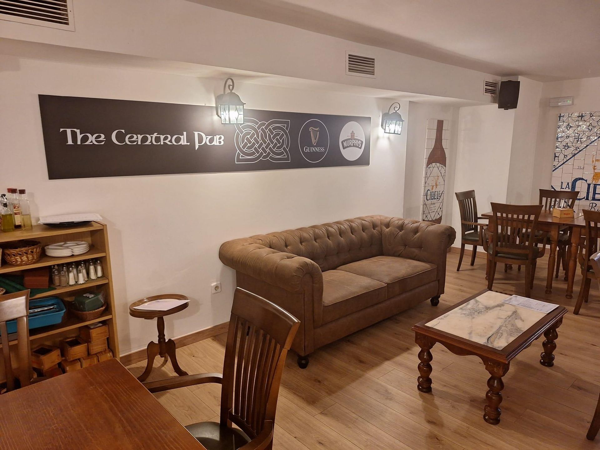 Un bar con muchas botellas de alcohol en los estantes.
