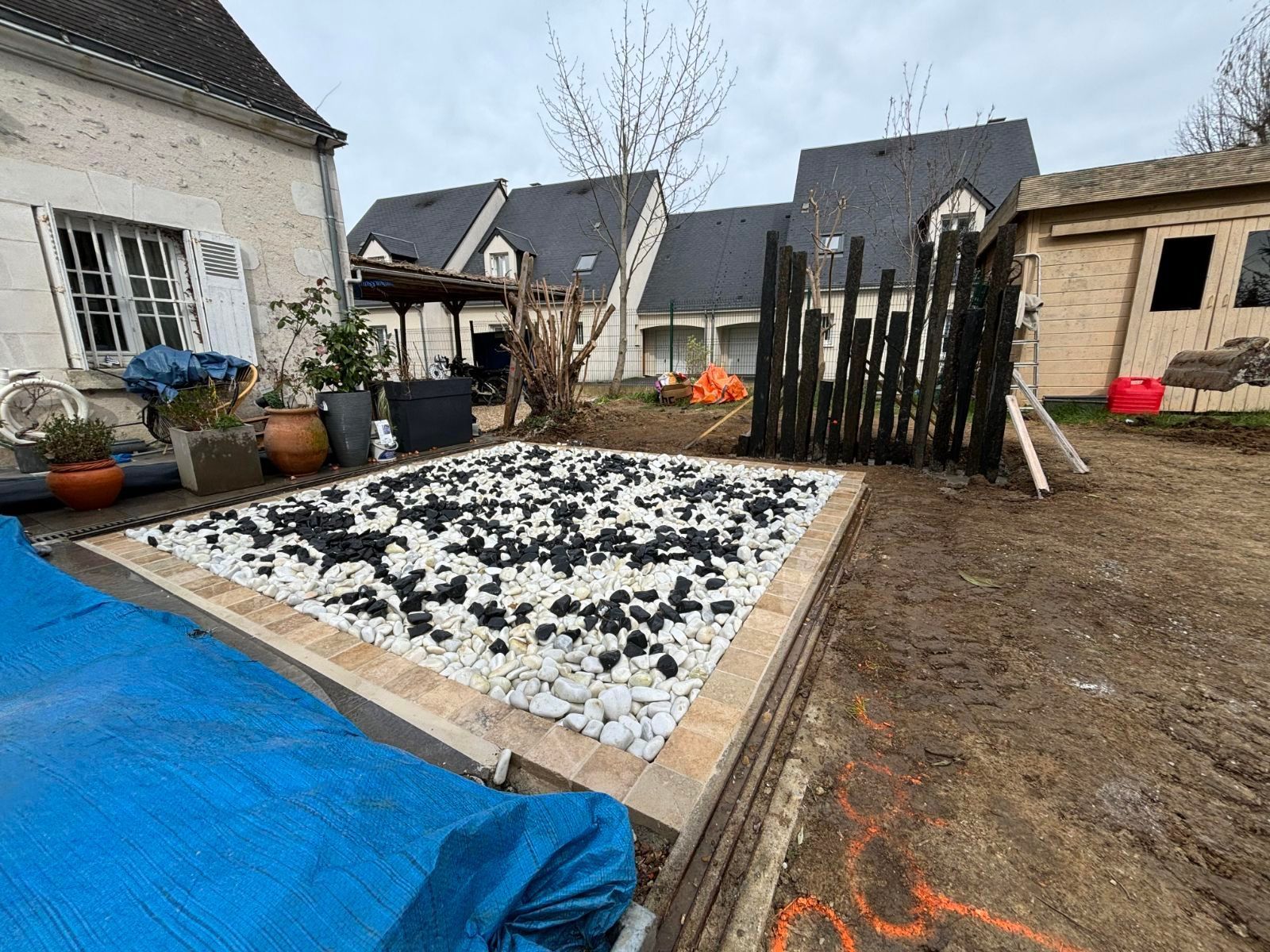 Photo de création d'un parterre en cailloux