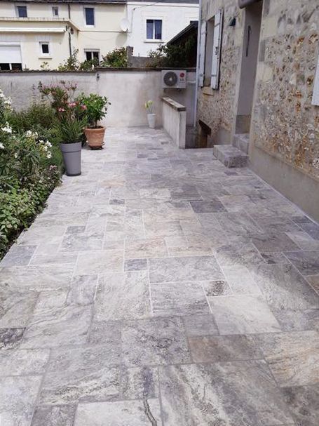 Photo d'une dalle en pavés gris clair