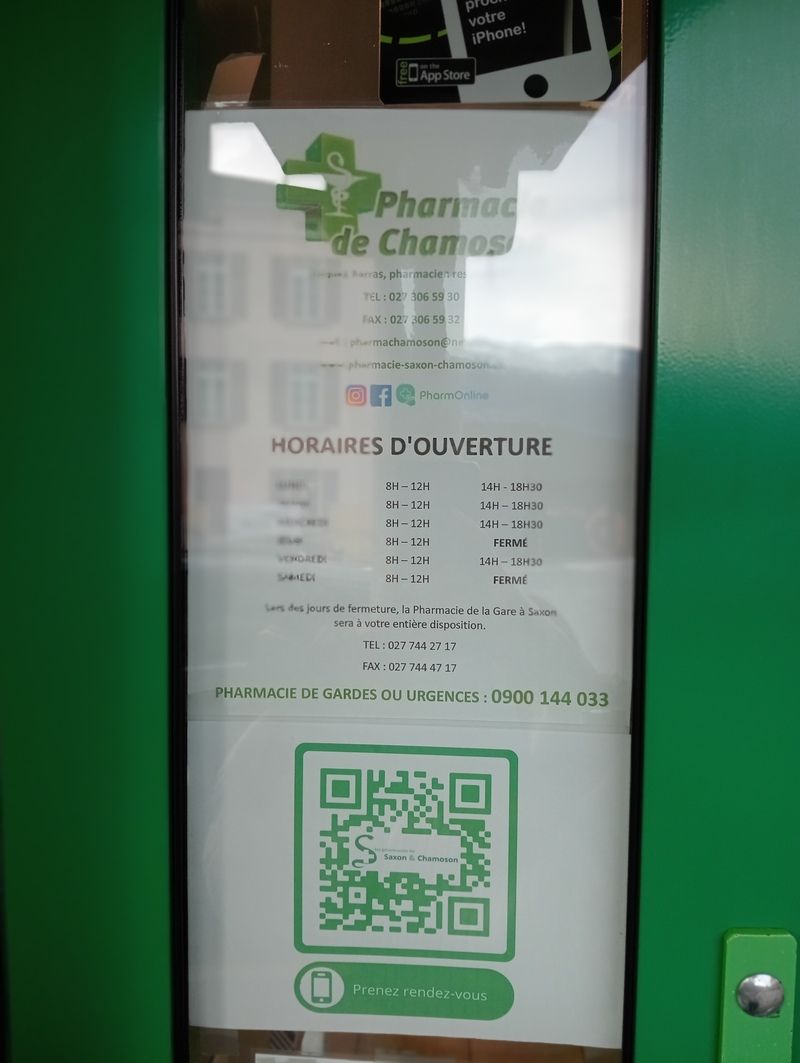 Une porte verte avec un panneau indiquant horaires d'ouverture