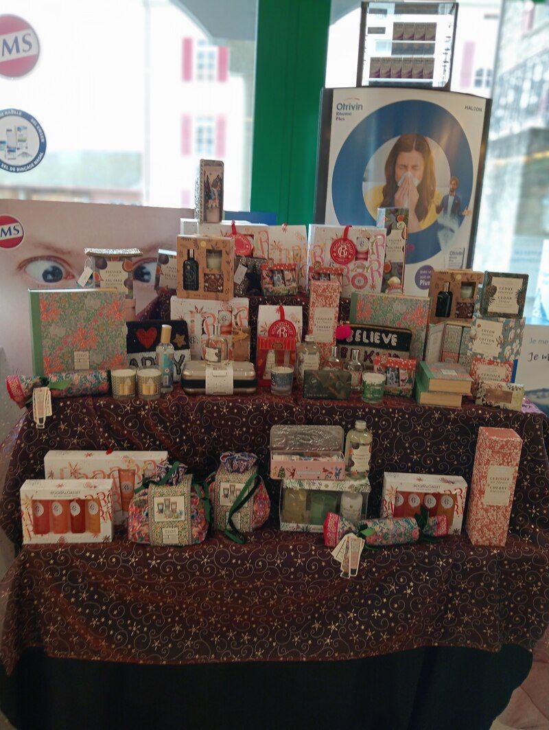 Une table avec beaucoup de parfums dessus