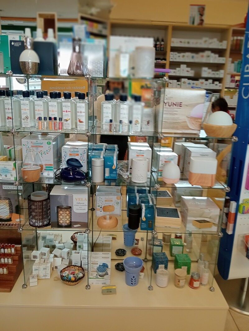 Une exposition de divers articles dans un magasin, y compris des bougies