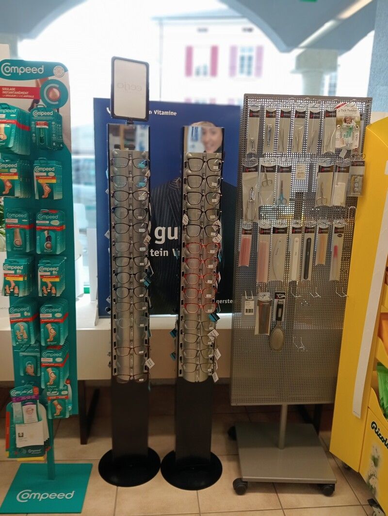 Un présentoir dans un magasin avec une pancarte indiquant « gu » dessus