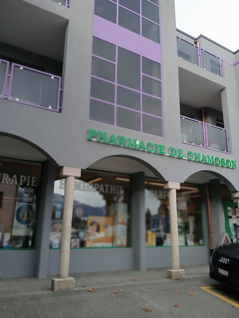 Un bâtiment avec le mot pharmacie dessus