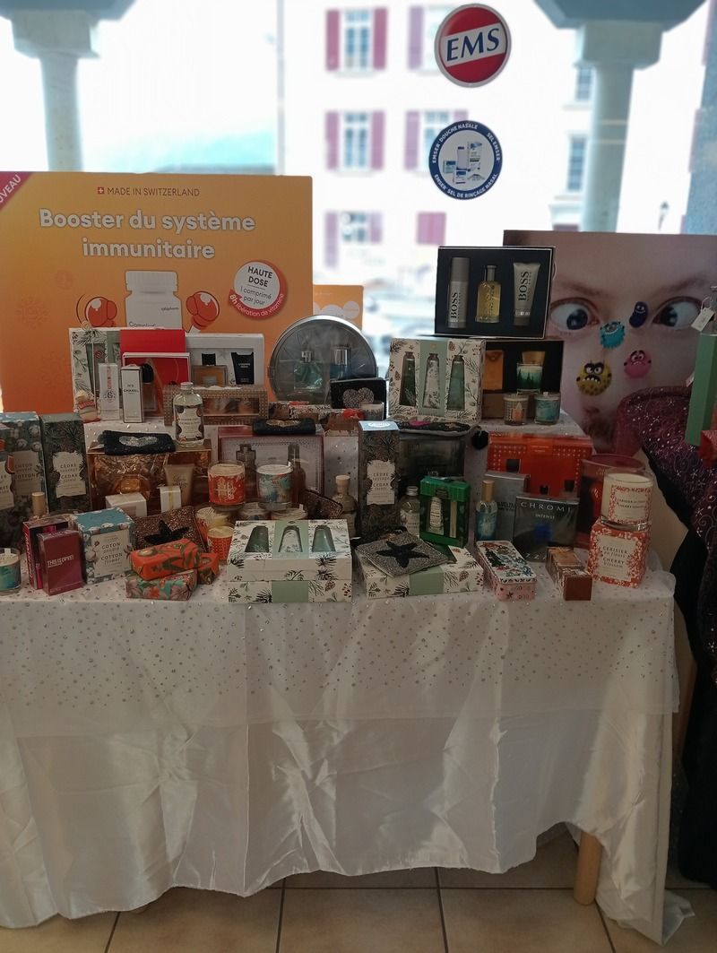 Une table avec beaucoup de bougies dessus