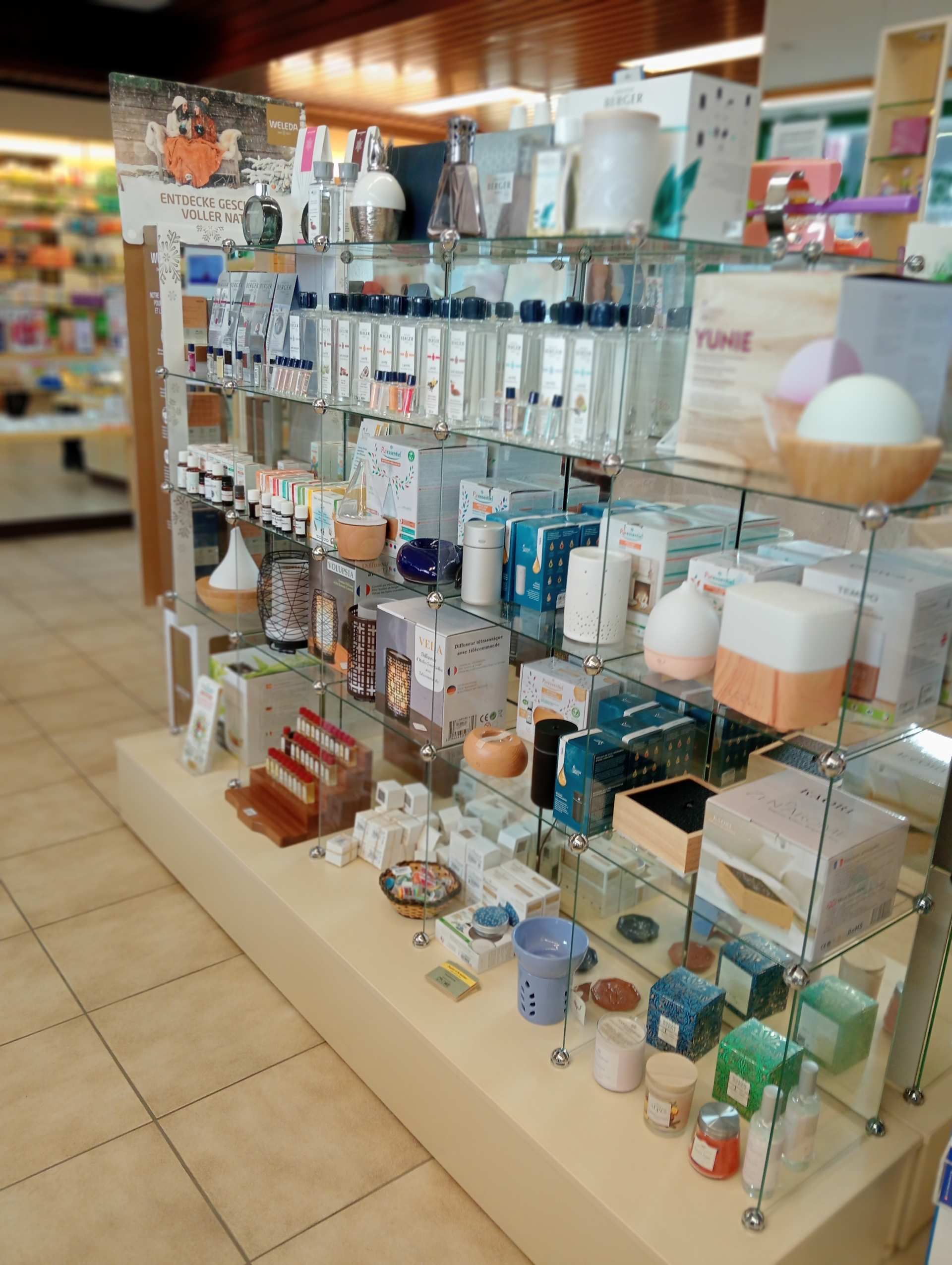 Un magasin rempli de cosmétiques