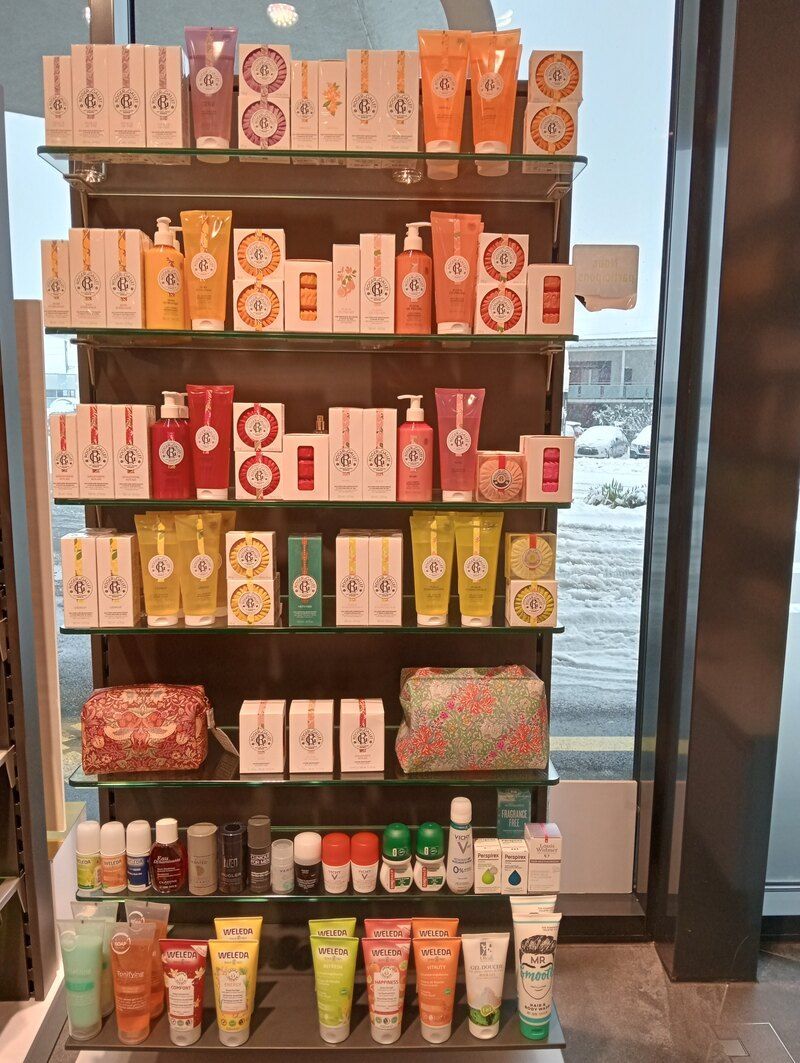 Une étagère remplie de nombreux types de produits cosmétiques différents