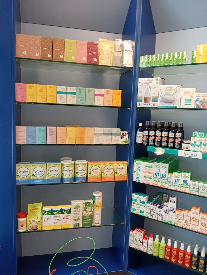Étagères dans une pharmacie remplies d'une variété de médicaments