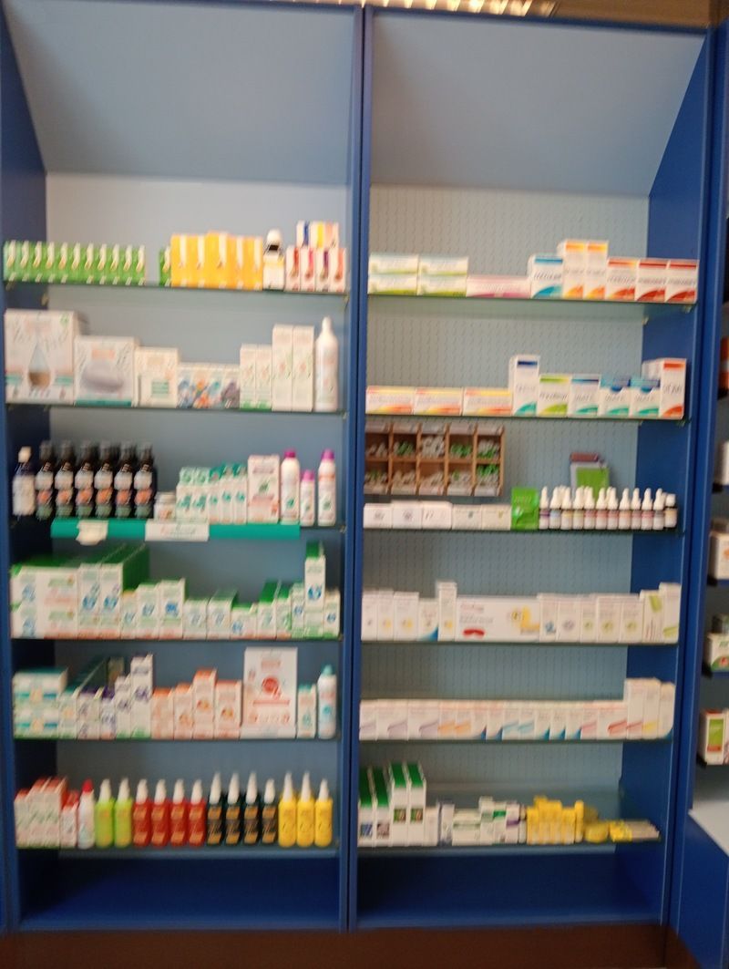 Étagères dans une pharmacie remplies de nombreux médicaments